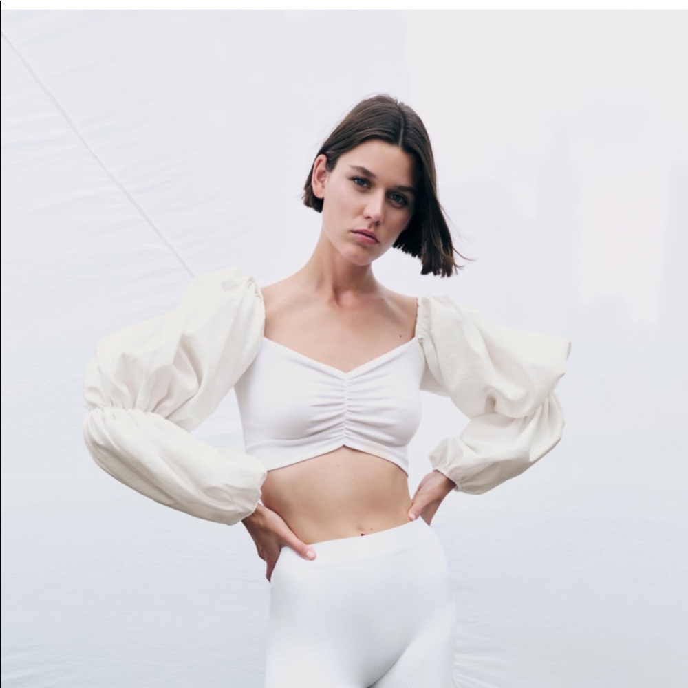 NEW
VOLUMINOUS RUCHED TOP